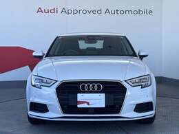 Audiの象徴であるシングルフレームグリルをよりワイドで低くシャープなデザインとすることでワイド＆ローのフォルムを協調しています。