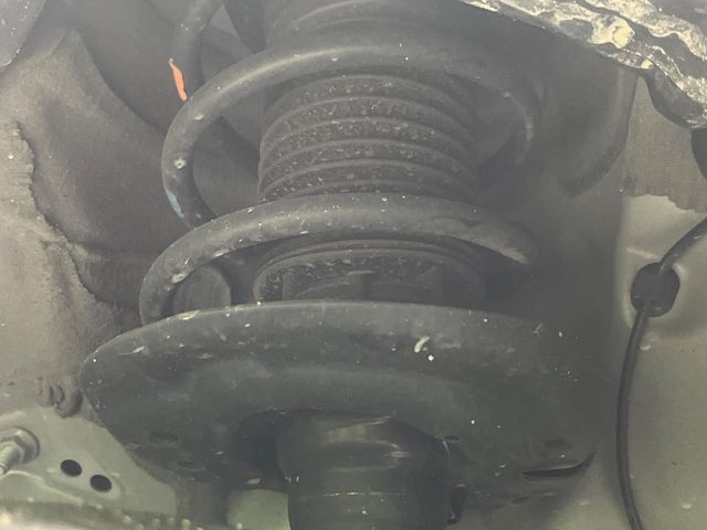 お車を安心してお乗りいただく為には、足回りの定期点検が欠かせません。サービスサポート（有償保証）では無料点検もご提供しており、安心のカーライフをお過ごしいただけるサポート体制が整っています。