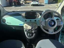 フィアット500インテリアの最大の魅力であるインパネの装飾。横一線にボディカラーと同色のパネルが取り付けてあります。