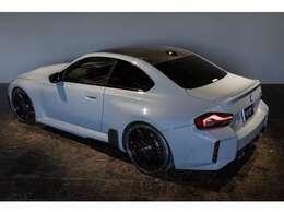 その戦闘的なスタイリングを際立たせるボディカラー、Mブルックリン・グレーメタリック。そしてMレーストラックPKGとMパフォーマンス製のカーボンアイテム。