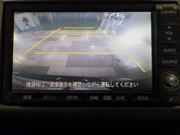 リアカメラ付きです。駐車の際、これがあれば車庫入れに自信が無い方も安心です！一度使うと手放せない必須装備です！