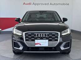 Audiの象徴であるシングルフレームグリルをよりワイドで低くシャープなデザインとすることでワイド＆ローのフォルムを協調しています。