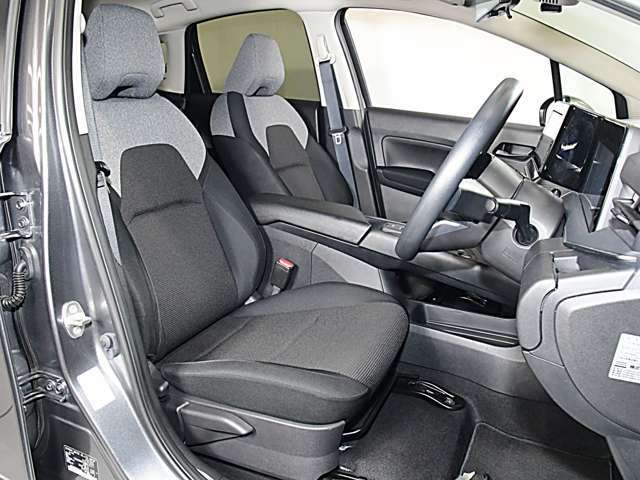 運転席まわりです。実際に座ってみて乗り心地を体感してみて下さい。