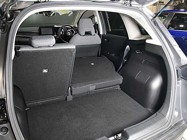 ラゲッジスペースです。リヤシートは可倒式で大きな荷物の搭載にも使えます。