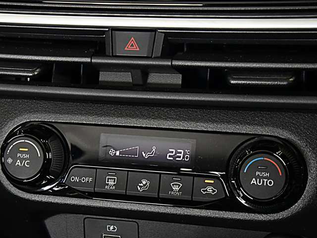 温度調節の楽なオートエアコンを装備しています。