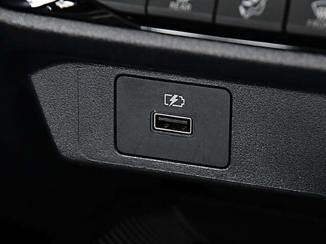 スマホの充電等に便利なUSBのソケットが付いています。