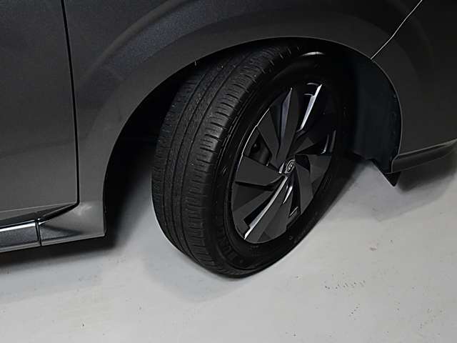 純正のホイールカバーが付いています。タイヤの残り溝は御来店時に御確認下さい。