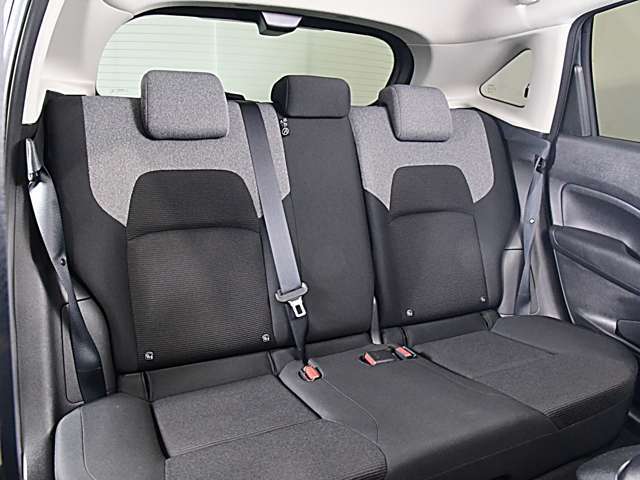 後部座席まわりです。実際に座ってみて乗り心地を体感してみて下さい。