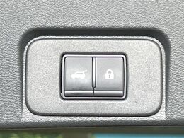 【パワーバックドア】スマートキーや運転席のボタンを押すだけでリアゲートが自動で開閉します！荷物を持っている時や、高い位置にあるバックドアを閉める際に便利な機能です♪