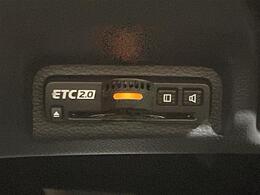 【純正ビルトインETC2.0（DSRC/ITSスポット）】ETCカードを挿入すれば料金所はノンストップで通過できます。ETC限定の割引や、高速道路の情報提供サービスを利用できます。