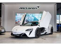 McLarenの特徴の一つであるドアが上に開くディヘドラルドアによって開口部が大きく、乗り降りが行いやすくなっております。