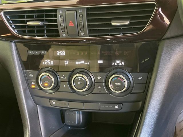 【オートエアコン】一度お好みの温度に設定すれば、車内の温度を検知し風量や温度を自動で調整。暑い…寒い…と何度もスイッチ操作をする必要はありません。快適な車内空間には必須の機能ですね♪