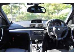 ☆内装はブラックで統一されており、シートも本革シートですので座り心地も快適です。