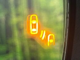 【ブラインドスポットモニター】走行中、ドアミラーの死角になりやすい箇所に後続車が接近するとサイドミラー付近に警告を表示、ドライバーに注意喚起をしてくれます。