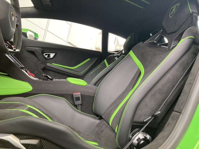 メーカーオプション：スポーツシート装備
