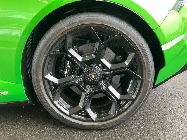 メーカーオプション：CCMRブラックキャリパー装備