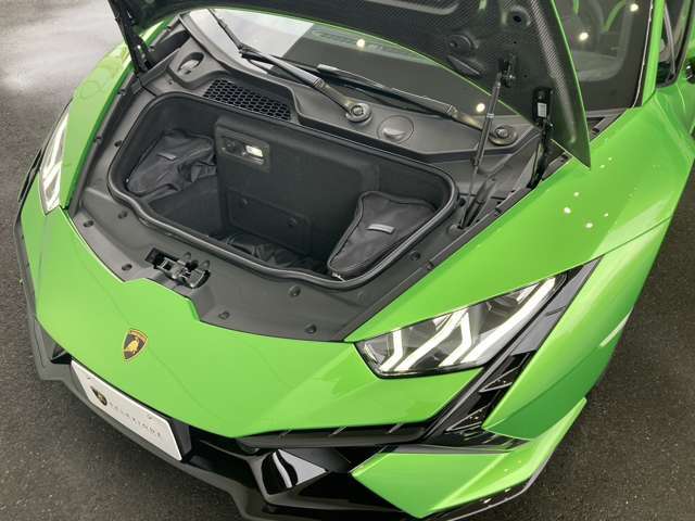 フロントボンネット下に容量100リッターのラゲッジスペースがございます。