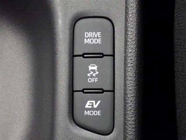 ドライブモード切替スイッチトラクションコントロールスイッチ：雨天や雪道でクルマがスピンしないように補助してくれます。