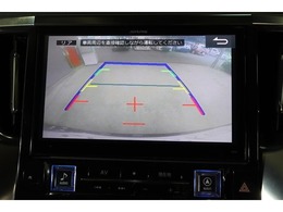 後方の死角を軽減し、狭い場所での切替しや駐車もしやすくなるバックモニターを装備しています。