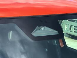 スズキのセーフティーサポート。フロントガラスに設置されたカメラが前方状況を検知し各種制動を行います。