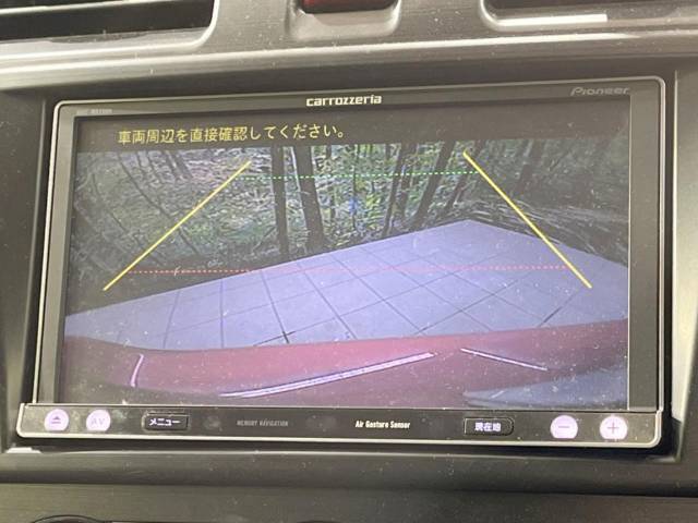 【バックカメラ】駐車時に後方がリアルタイム映像で確認できます。大型商業施設や立体駐車場での駐車時や、夜間のバック時に大活躍！運転スキルに関わらず、今や必須となった装備のひとつです！