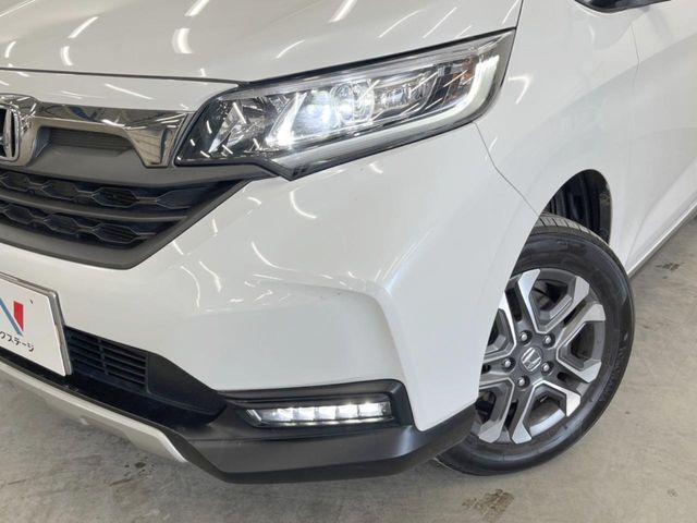 【LEDヘッドライト】悪天候や夜間走行時も良好な視界を確保し安心して運転できる高輝度LEDヘッドライトを装備！点灯速度が早く、消費電力も抑えられています。