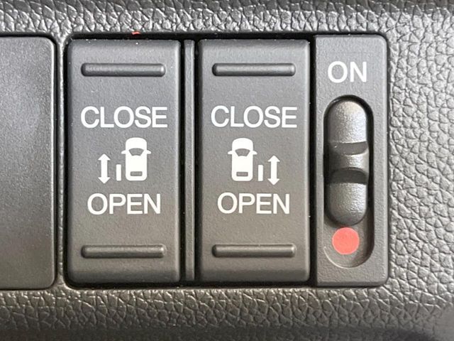 【両側パワースライドドア】スマートキーや運転席のスイッチで後席両側スライドドアの開閉が可能♪電動だから力を入れてドアを開ける必要が無く、小さなお子様でも簡単に開け閉めでき快適です♪