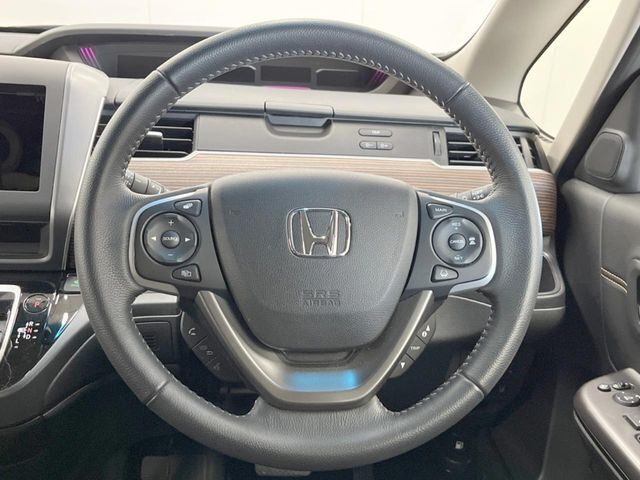 インテリアに合わせたデザインのステアリングは、運転される方のことも考え、運転しやすい形状、大きさです。是非一度、実際に触ってお確かめください。