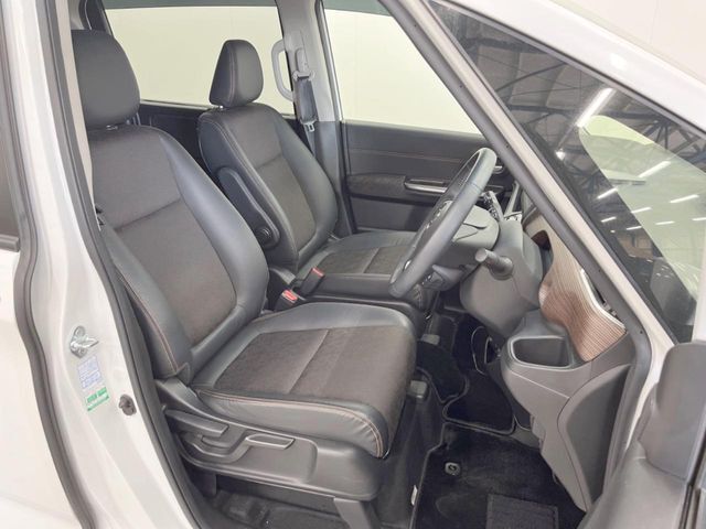 運転席シート廻りは使用感も少なく、良好な状態となっています。丁寧に使われていたことがよくわかりますね。