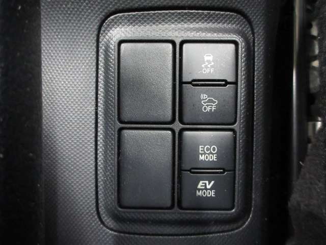 モーター走行のEVモード。エアコン系も制御し、更に燃費を改善するECOモード切り替えもついてます。