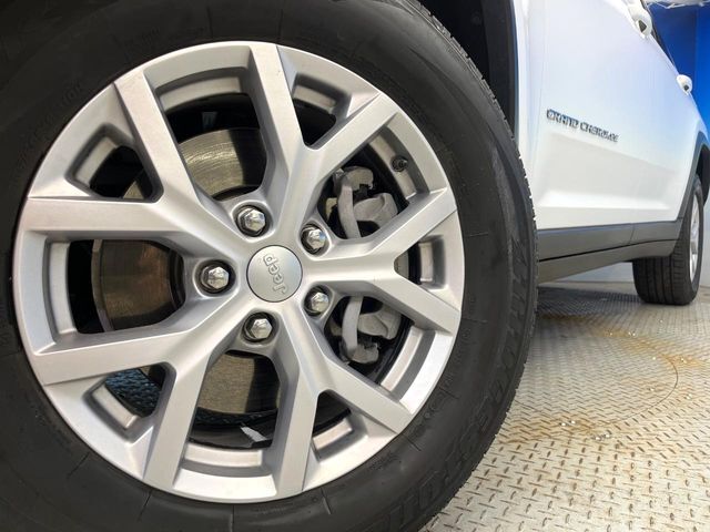 ●純正18インチアルミホイール：輸入車ならではの卓越した走りを支えるホイールと足回りです！日本車の走りに慣れている方にもぜひ体感して頂きたいほど、高いレベルでまとまっています！