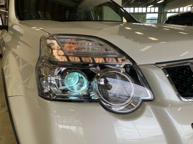 ディスチャージヘッドライト装備で夜道もスッキリとした視界で安心して運転出来ます！