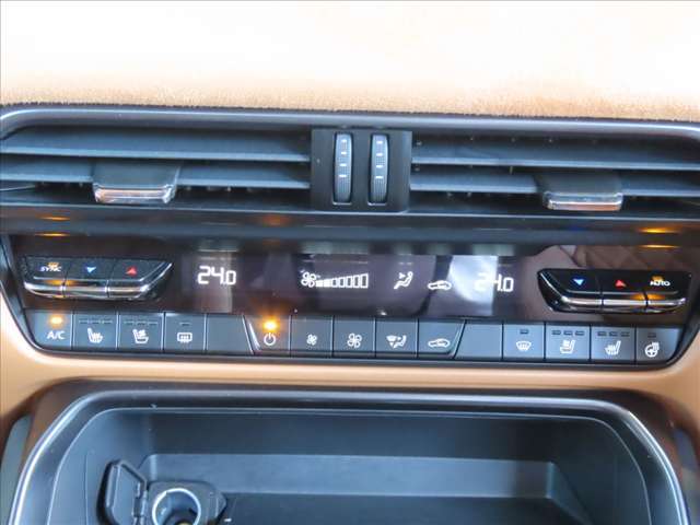 オートエアコン　自動車室内の希望温度を設定すると、自動的にヒーターやクーラーの温度調整や風量調整などを行ってくれる快適装備です！冬場に嬉しいシートヒーターも装着されています★☆★☆