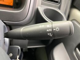 【オートライト】周りの明るさに応じて自動でヘッドライトの点灯・消灯ができる機能です！ライトの付け忘れ・消し忘れなどが無くなり、雨の日や夕方の走行も安心！トンネル通過時も便利ですね♪