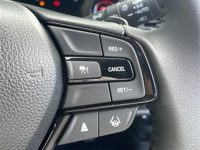 【　レーダークルーズコントロール　】ミリ波レーダーなどからの情報により先行車を認識。設定車速内で車間距離を保ちながら追従走行します。