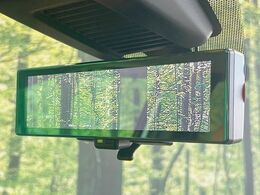 【インテリジェントルームミラー】後席の大きな荷物や同乗者で後方が確認しづらい時でも安心！カメラが撮影した車両後方の映像をルームミラー内に表示。クリアな視界で状況の確認が可能です！