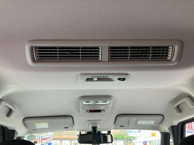 エアコンリアダクトも付いていて、室内は効率良く快適な空気にすることができます。