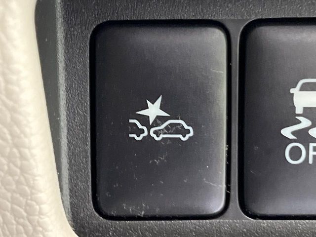 【エマージェンシーブレーキ】フロントカメラで前方の車両や歩行者を検知。衝突しそうな時は衝突被害軽減ブレーキが作動、衝突回避をサポート。より安全にドライブをお楽しみいただけます。