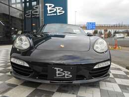 2010年式のPORSCHEボクスター、3，400ccエンジン搭載のSグレードが入庫いたしました。こちらの車輌は弊社にて数年前に販売した車輌で、メンテナンスがよくされた弊社お墨付きの一台です！