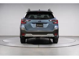 大きな六連 のエンブレムが中央に付いておりますので後ろから見ても一目でスバル車だと判ります