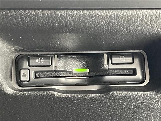 【ETC】有料道路の乗り降り時に停車することなくスマートに乗り入れが可能になったり、割引を受けることができる嬉しい装備です。