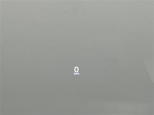 【ヘッドアップディスプレイ（HUD）】フロントウインドウガラスに走行情報を投影します。運転中の目線と重なるように表示されるので、少ない視線移動で速度が確認できるので、 ドライビングに集中できます！
