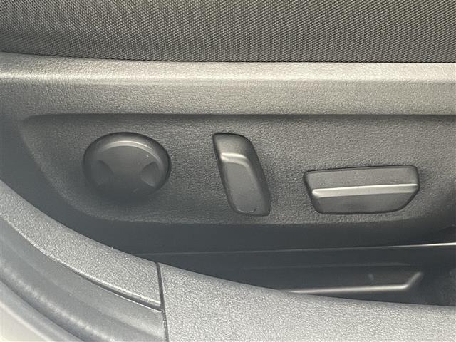 【電動パワーシート】最適なシートポジションを提供し快適にお過ごしいただけ、助手席は足元にお荷物を置いてもゆとりのある空間です