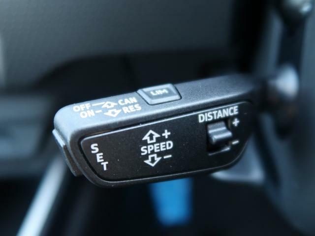 ●アダプティブクルーズコントロール『設定した速度で前方車両に追いつくと、安全な車間距離を自動で調整して前方車両を追従します。長距離ドライブでの疲労を軽減する大変重宝する機能です。』