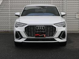 Audiの特徴シングルフレームグリルは力強さとエレガントな雰囲気を醸し出します。