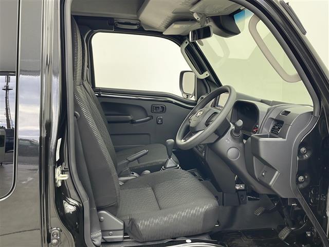 【運転席】座り心地が良いシートなので長時間の運転でも快適にお過ごしいただけます。新品のフロアマットのご注文も可能です。掲載箇所以外にご希望の写真がございましたらお気軽にお問い合わせ下さい。