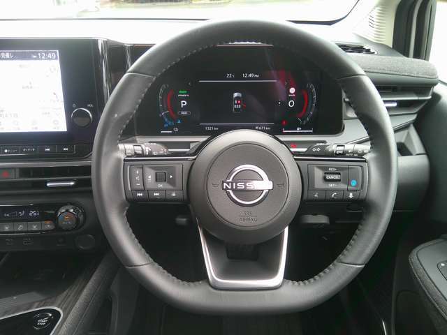 プロパイロット装備。設定した車速内でクルマが自動的に加減速。先行車との適切な距離を維持しながら追従走行します。また高速道路を走行する際、車線中央付近を維持するようにステアリング操作を支援します