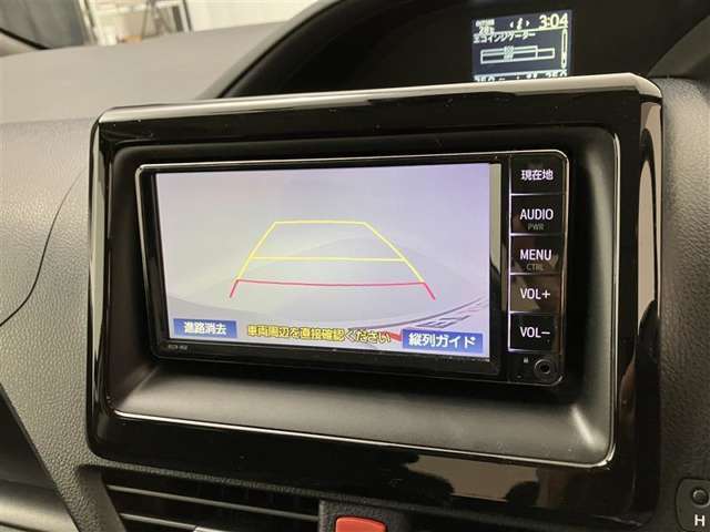 こちらのバックカメラは画面にラインが表示されておりますので、バック時のクルマの進行方向の目安になります。より高いレベルで車庫入れをサポートする、便利な機能ですね。