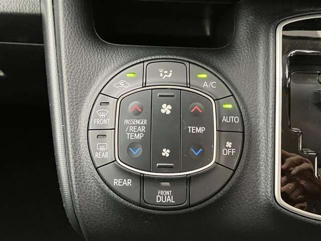 デュアルエアコンとは、運転席と助手席で、個別に温度設定ができる機能です。気温の感じ方は、人それぞれ違うもの。乗る人に優しい機能ですね。