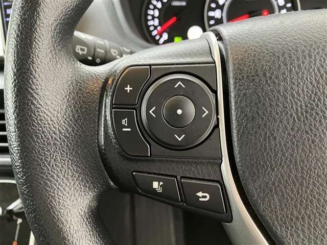 運転中、オーディオの操作をしてて、ハッとしたことはありませんか？ステアリングスイッチは、運転中でもハンドルでオーディオの操作が可能です。安全なドライブをサポートします。